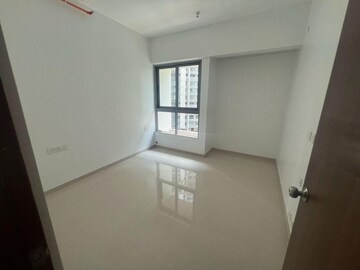 Room in 2 BHK Apartment at Kalpataru Immensa B, Kolshet Road – for Rent