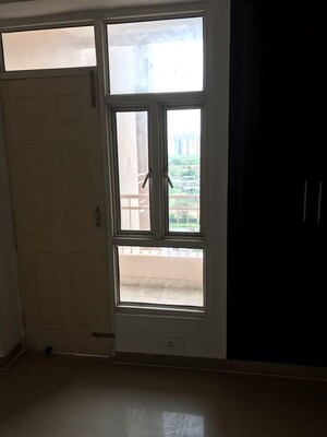 Room in 3 BHK Apartment at Supertech Cape Town, Sector 74 – for Rent