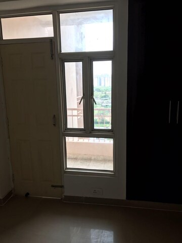 Room in 3 BHK Apartment at Supertech Cape Town, Sector 74 – for Rent