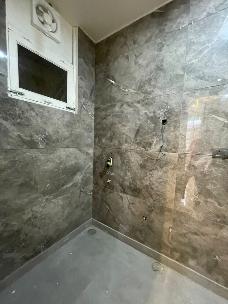 Bathroom, green fields colony 3 Bedroom 1640 Sq.Ft. Builder Floor In Green Fields Colony Faridabad 9480969