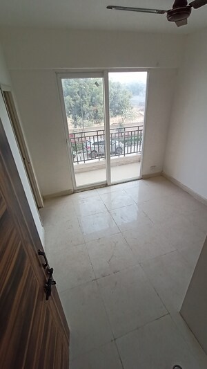 Room in 2 BHK Apartment at Signature Global Prime, Sector 63a – for Rent