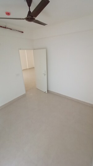 Room in 2 BHK Apartment at Signature Global Prime, Sector 63a – for Rent