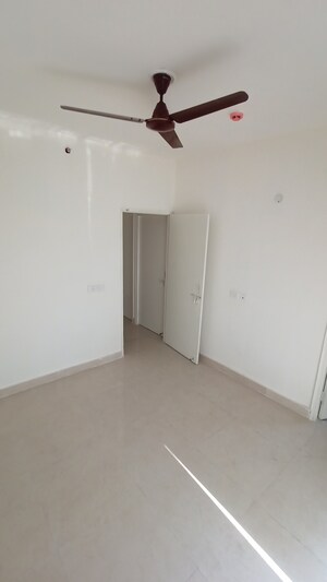 Room in 2 BHK Apartment at Signature Global Prime, Sector 63a – for Rent