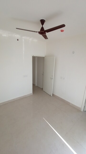 Room in 2 BHK Apartment at Signature Global Prime, Sector 63a – for Rent