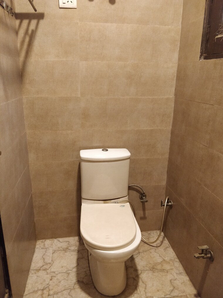 Bathroom, green fields colony 3 Bedroom 1800 Sq.Ft. Builder Floor In Green Fields Colony Faridabad 9481028