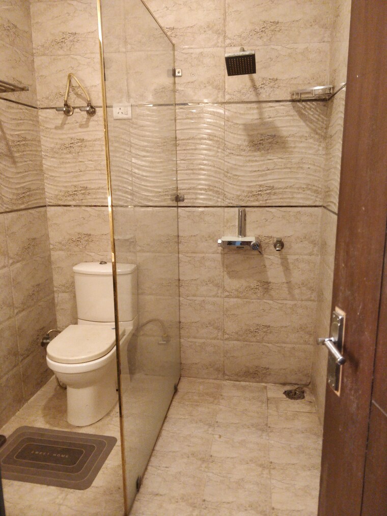 Bathroom, green fields colony 3 Bedroom 1800 Sq.Ft. Builder Floor In Green Fields Colony Faridabad 9481028