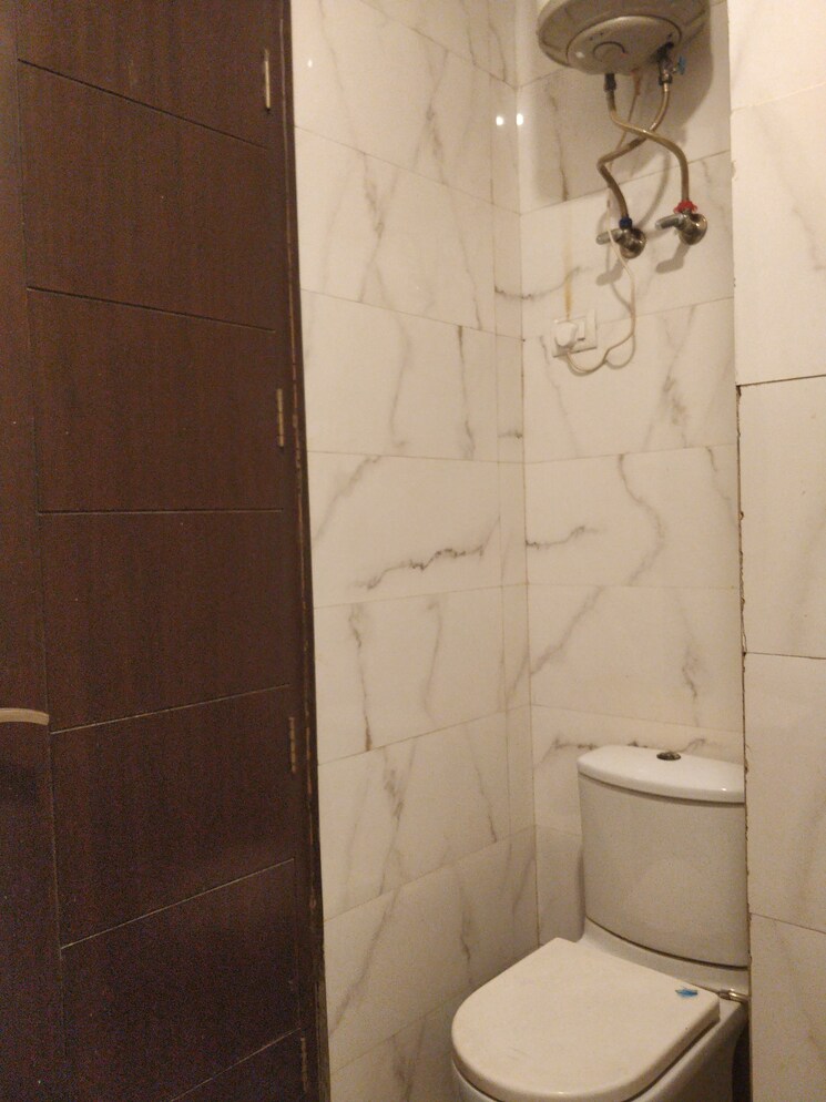 Bathroom, green fields colony 3 Bedroom 1800 Sq.Ft. Builder Floor In Green Fields Colony Faridabad 9481028
