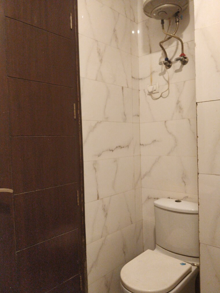 Bathroom, green fields colony 3 Bedroom 1800 Sq.Ft. Builder Floor In Green Fields Colony Faridabad 9481028