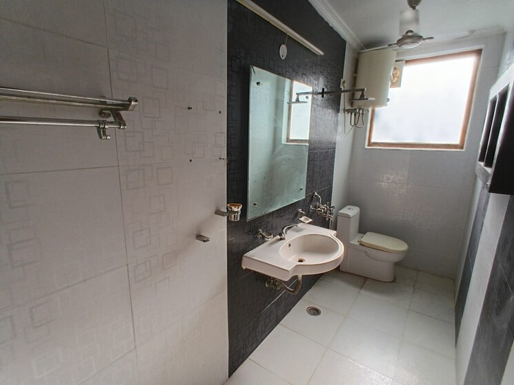 Attached Bathroom, sector 45 3 Bedroom 250 Sq.Yd. Builder Floor In Sector 45 Gurgaon 9481424