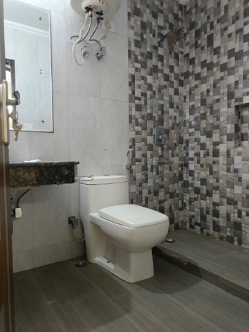 Bathroom in 3 BHK Builder Floor at Unitech South City II, Sector 50 – for Rent