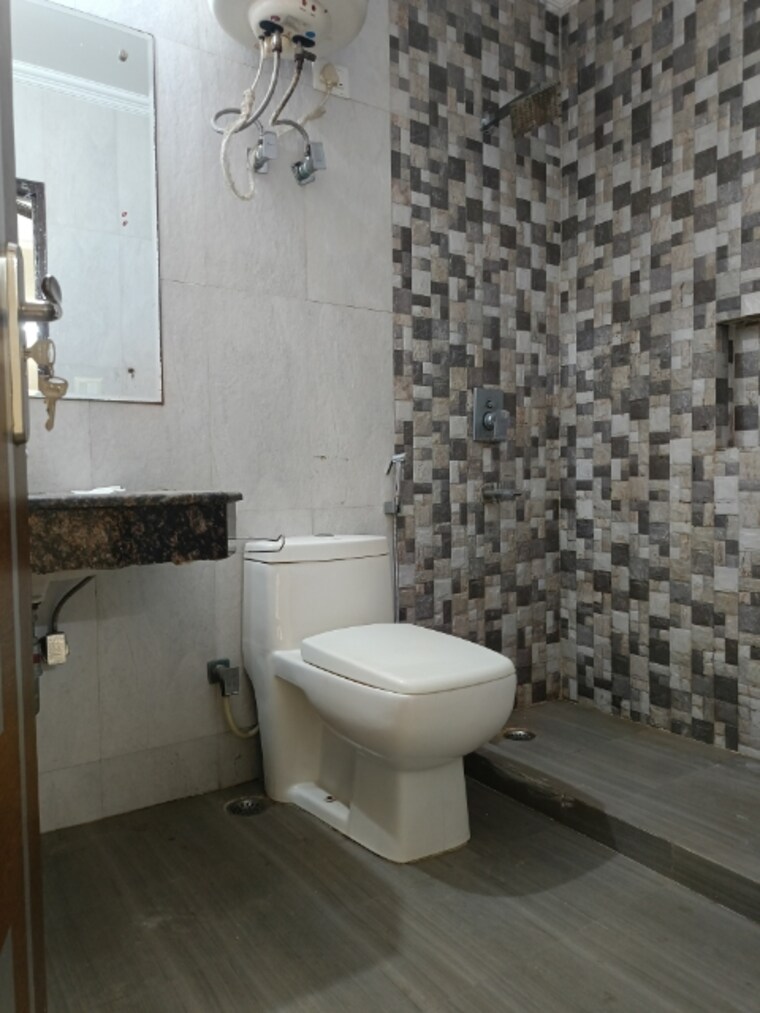 Bathroom, unitech-south-city-ii 3 Bedroom 1300 Sq.Ft. Builder Floor In Sector 50 Gurgaon 9481777