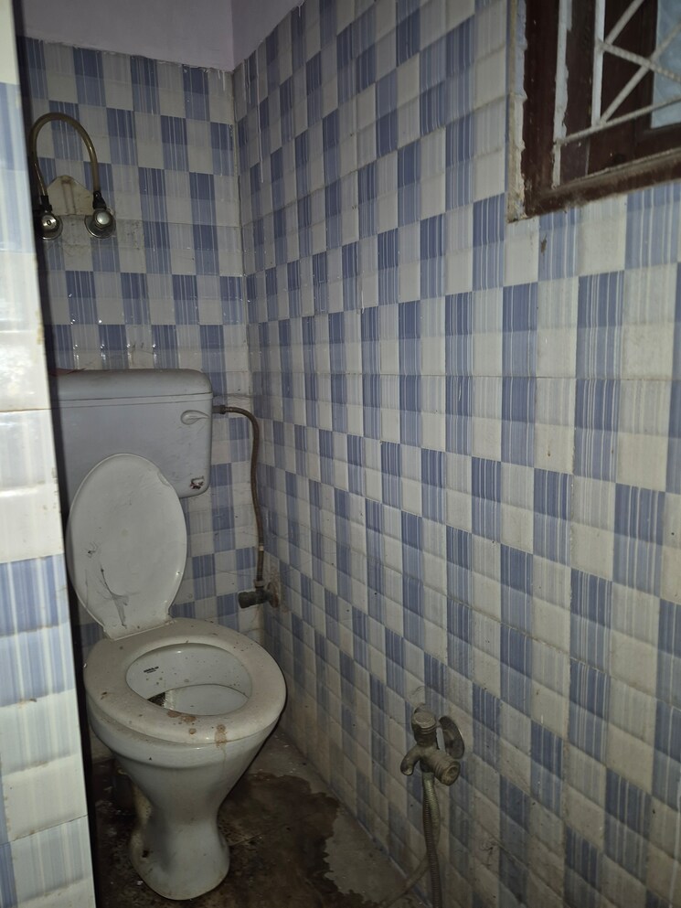 Bathroom, mayur vihar 1.5 Bedroom 400 Sq.Ft. Builder Floor In Mayur Vihar Delhi 9481554