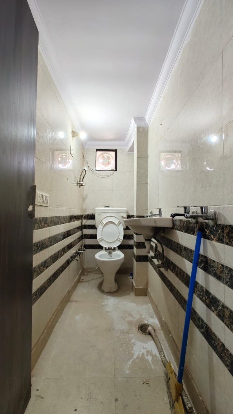 Bathroom, govindpuri 1 RK 270 Sq.Ft. Builder Floor In Govindpuri Delhi 9481692