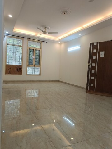 Room in 3 BHK Builder Floor at Unitech South City II, Sector 50 – for Rent