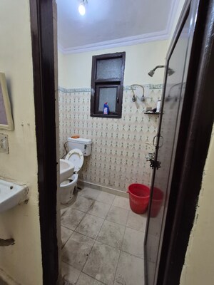 Attached Bathroom in 2.5 BHK Builder Floor at Mayur Vihar – for Rent