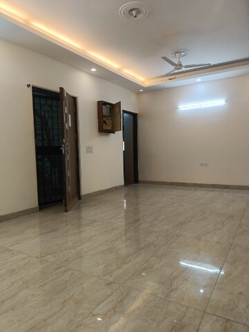 Room in 3 BHK Builder Floor at Unitech South City II, Sector 50 – for Rent