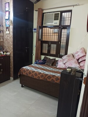 Bedroom in 2.5 BHK Apartment at Mayur Vihar 1 – for Sale