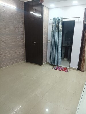 Room in 2.5 BHK Apartment at Mayur Vihar 1 – for Sale