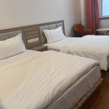 Bedroom in  Pg at Dlf City Phase 3 – for Rent