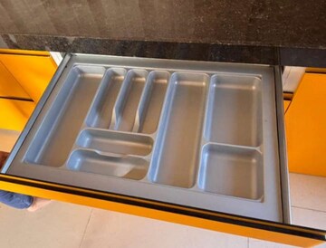 Furnished Amenities in 2 BHK Apartment at Sheth Zuri, Laxmi Nagar – for Rent