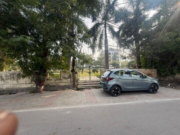 Parking in 6 BHK Independent House at Gomti Nagar – for Rent