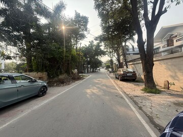 Parking in 6 BHK Independent House at Gomti Nagar – for Rent