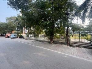 Parking in 6 BHK Independent House at Gomti Nagar – for Rent