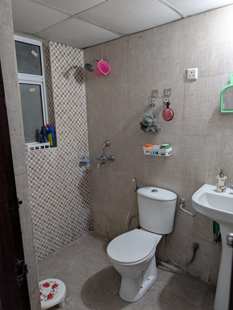 Bathroom, aditya-urban-homes 2 Bedroom 840 Sq.Ft. Apartment In Shahpur Bamheta Ghaziabad 9482077