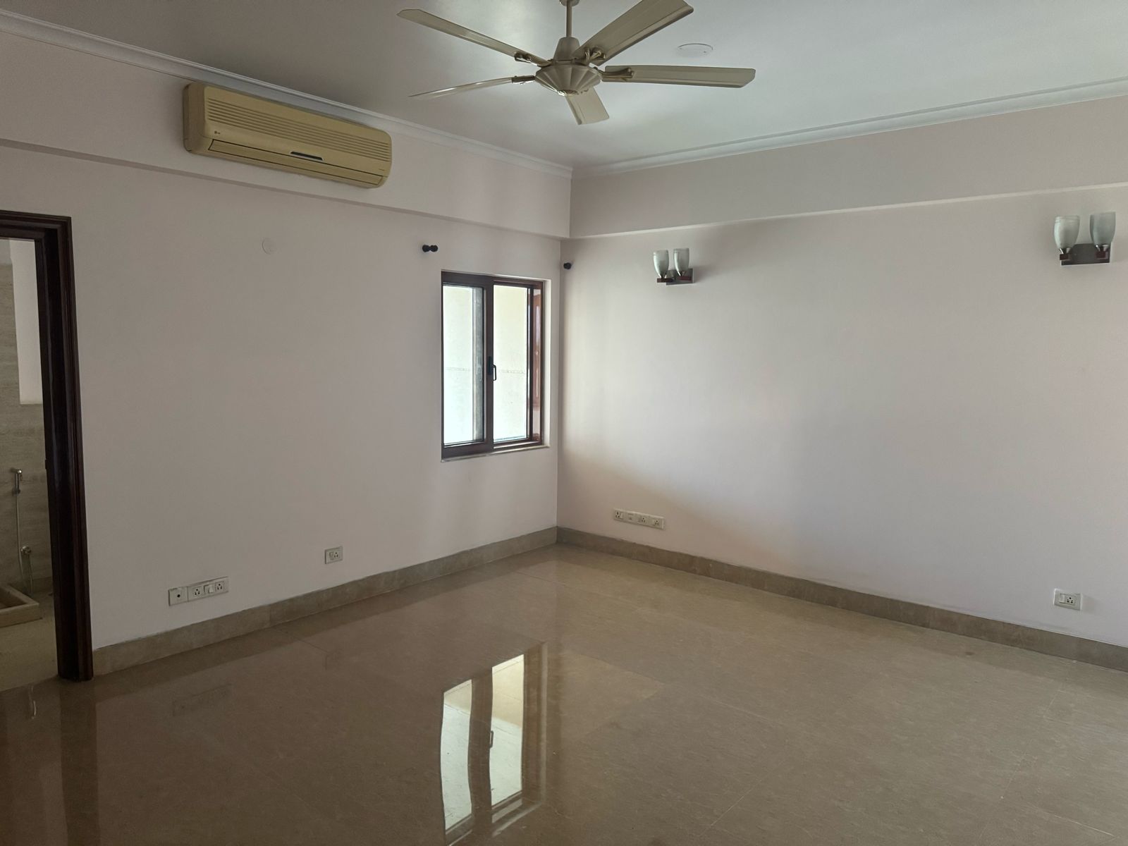 4 BHK + Servant Room 3700 Sq.Ft. Apartment in Jaypee Imperial Court