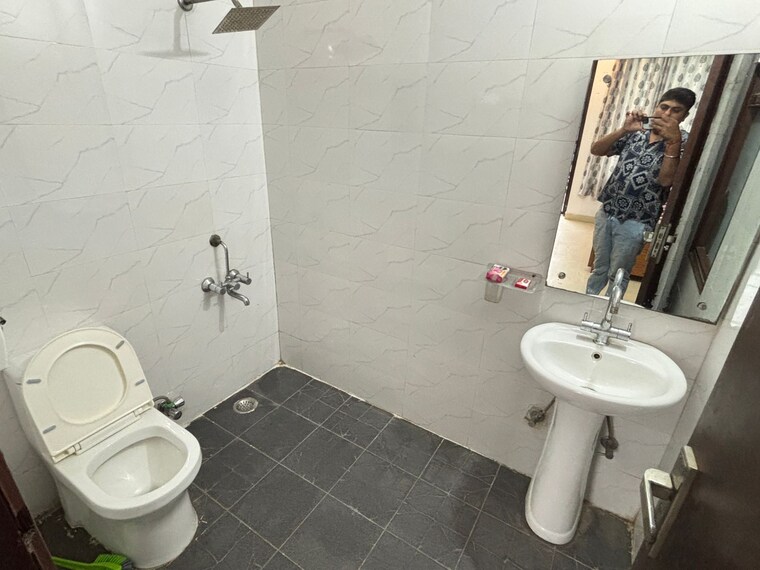 Attached Bathroom, unitech-cyber-park 2 Bedroom 200 Sq.Yd. Independent House In Sector 39 Gurgaon 9482833