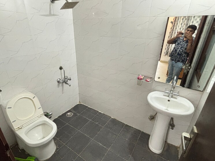 Bathroom, unitech-cyber-park 2 Bedroom 200 Sq.Yd. Independent House In Sector 39 Gurgaon 9482833