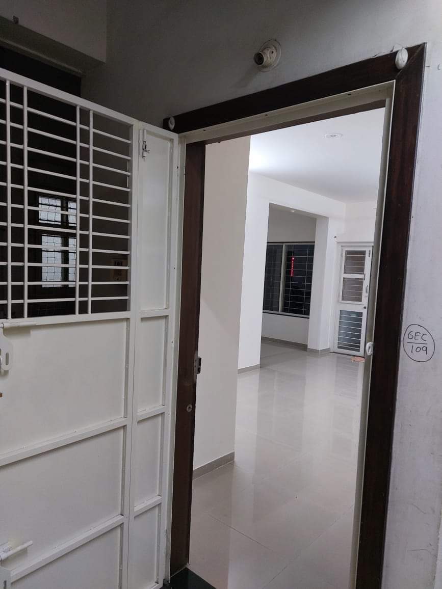3 BHK + Servant Room Apartment For Rent in Orvi D Building