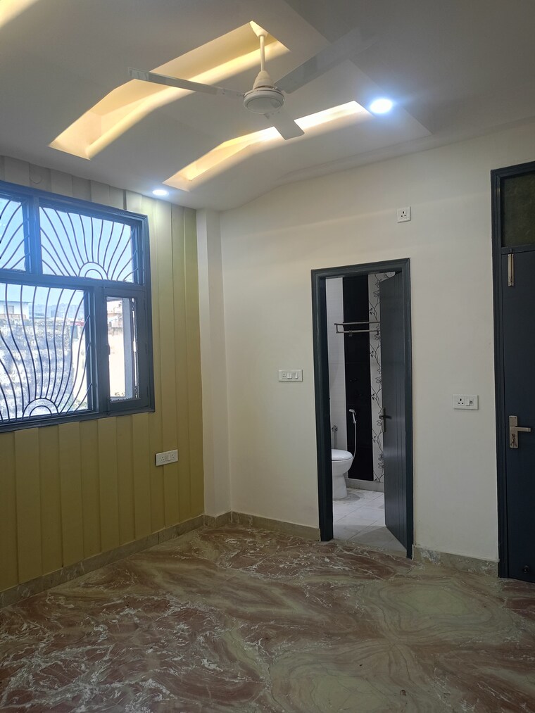 Room, aman-plaza 4 Bedroom 121 Sq.Mt. Builder Floor In Shakti Khand iv Ghaziabad 9482324