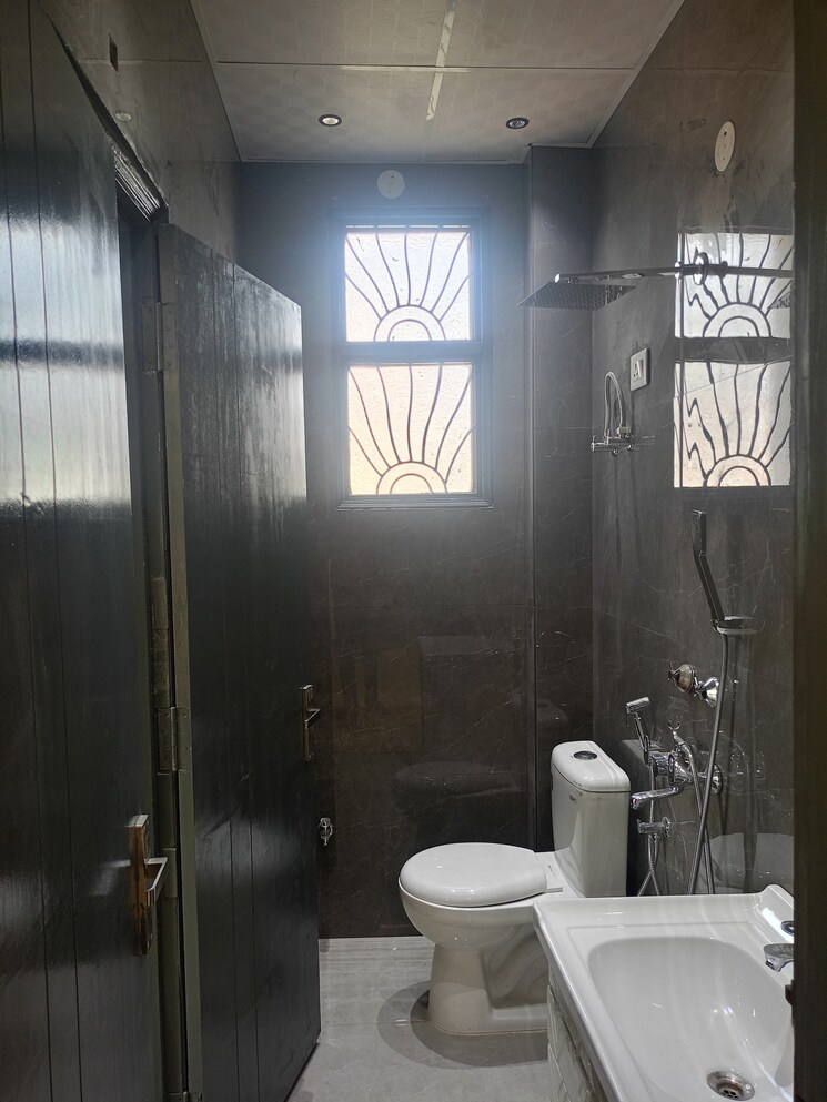 Attached Bathroom, aman-plaza 4 Bedroom 121 Sq.Mt. Builder Floor In Shakti Khand iv Ghaziabad 9482324