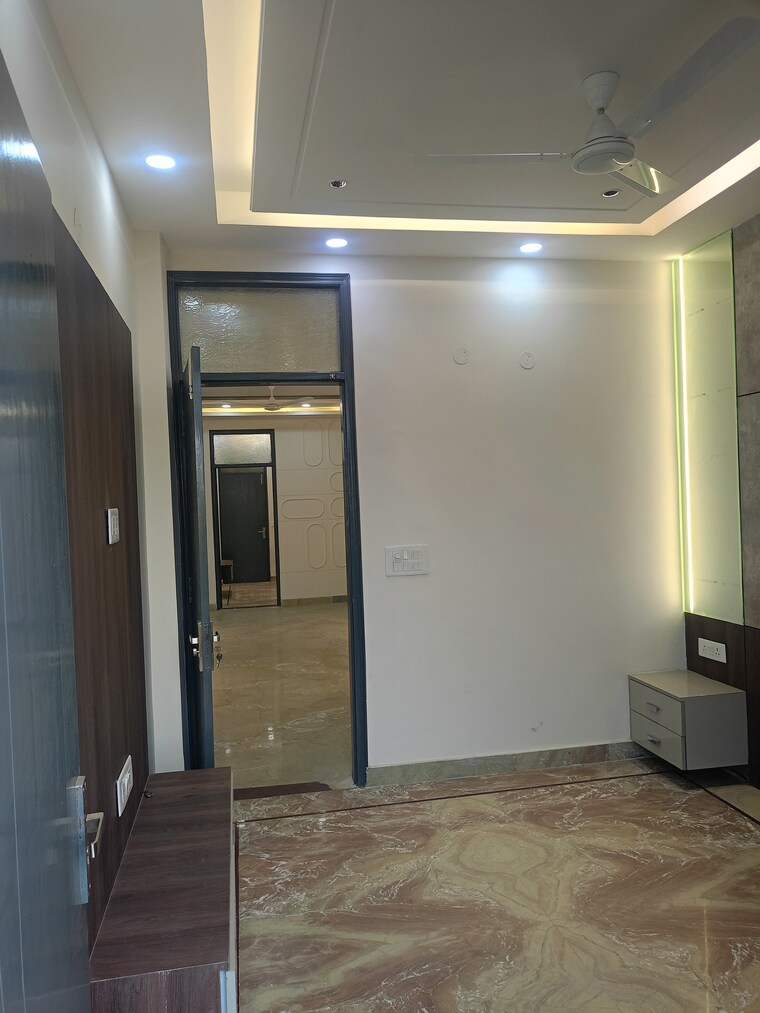 Room, aman-plaza 4 Bedroom 121 Sq.Mt. Builder Floor In Shakti Khand iv Ghaziabad 9482324
