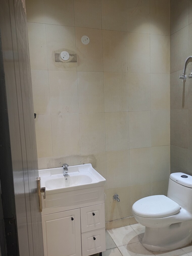 Bathroom, aman-plaza 4 Bedroom 121 Sq.Mt. Builder Floor In Shakti Khand iv Ghaziabad 9482324