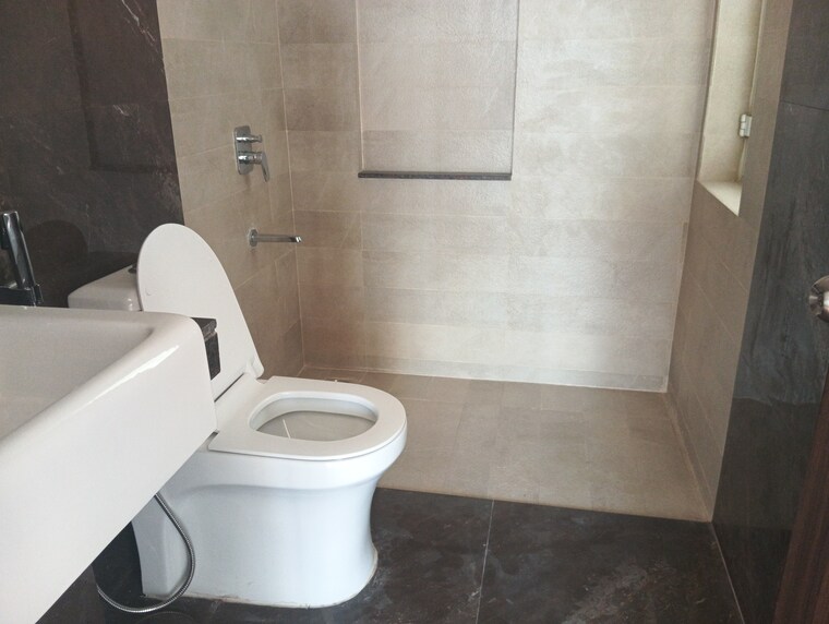 Bathroom, embassy-one-thane 3.5 Bedroom 1200 Sq.Ft. Apartment In Panch Pakhadi Thane 9482413