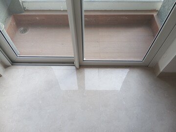 Room in 3.5 BHK Apartment at Embassy One Thane, Panch Pakhadi – for Rent