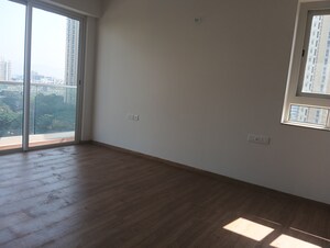 Room in 3.5 BHK Apartment at Embassy One Thane, Panch Pakhadi – for Rent