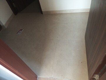 Room in 3.5 BHK Apartment at Embassy One Thane, Panch Pakhadi – for Rent