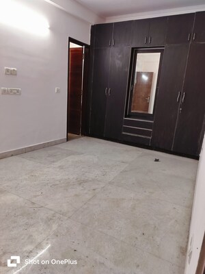 Room in 3 BHK Apartment at Khirki Extension – for Rent