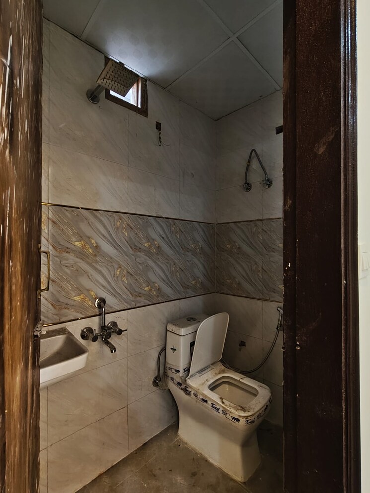 Bathroom, rwa-apartments-sector-122 2 Bedroom 1025 Sq.Ft. Builder Floor In Sector 122 Noida 9482801
