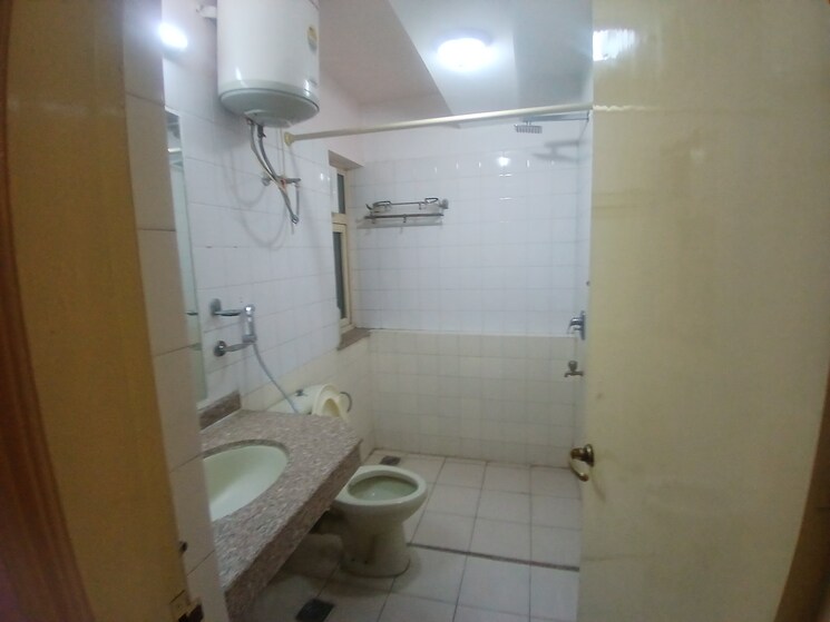 Bathroom, dlf-richmond-park 2 Bedroom 1420 Sq.Ft. Apartment In Sector 43 Gurgaon 9483039