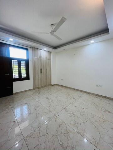 Room in 3 BHK Builder Floor at Hong Kong Bazaar, Sector 57 – for Rent