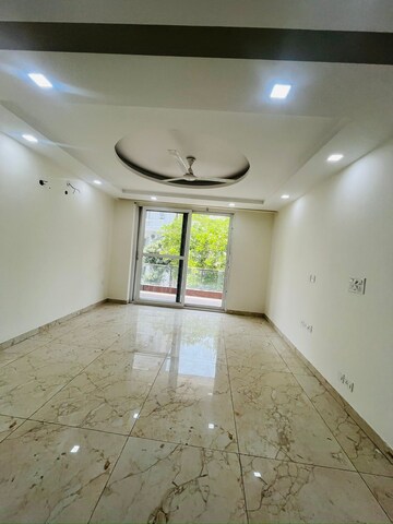 Room in 3 BHK Builder Floor at Hong Kong Bazaar, Sector 57 – for Rent