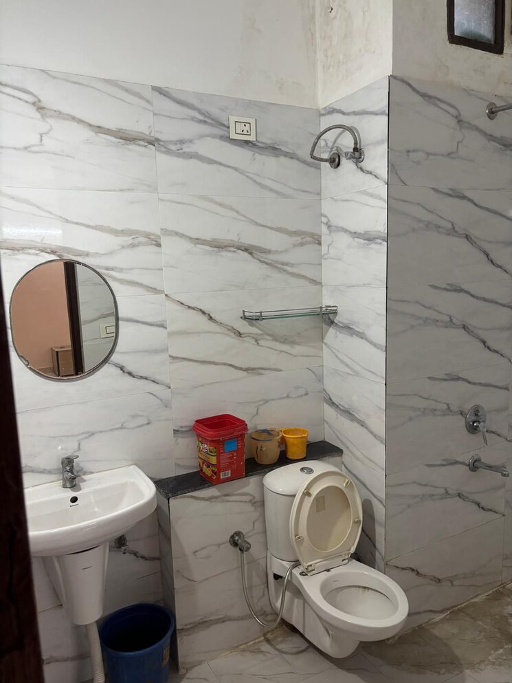 Bathroom, motiaz-royal-citi 3 Bedroom 1800 Sq.Ft. Apartment In Ambala Highway Zirakpur 9483197