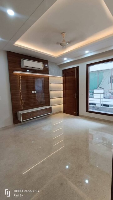 Room in 3 BHK Builder Floor at Sector 5 – for Rent