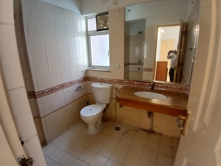 Attached Bathroom, dlf-westend-heights 4 Bedroom 2814 Sq.Ft. Apartment In Sector 53 Gurgaon 9483215