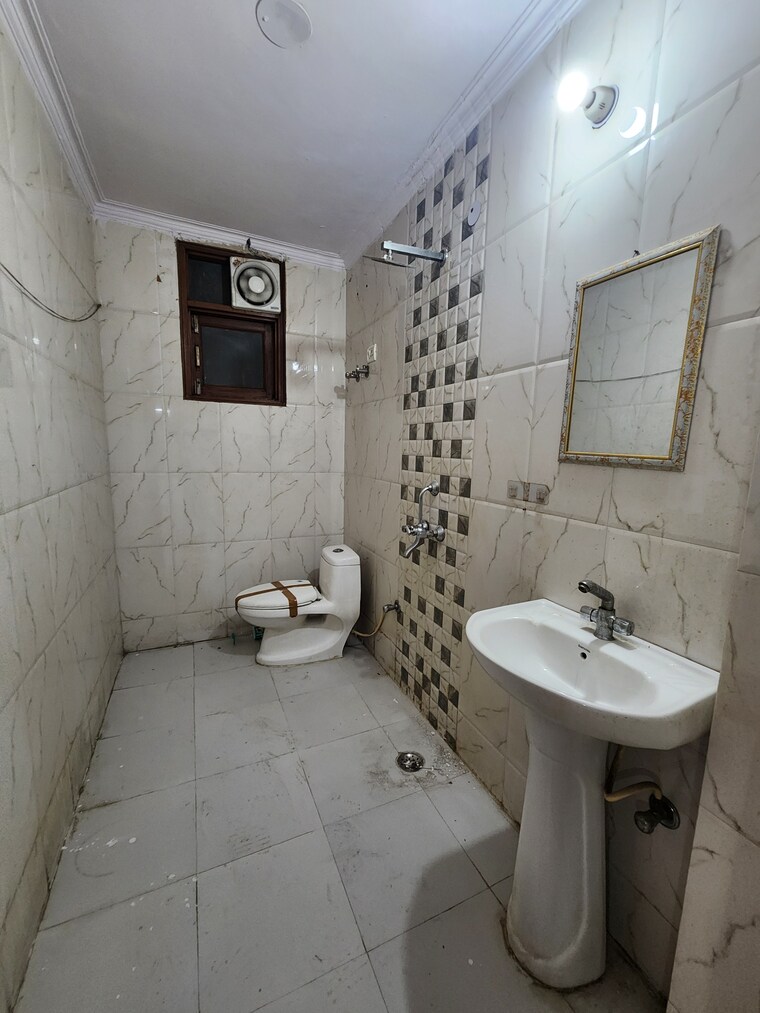 Bathroom, chattarpur 2 Bedroom 650 Sq.Ft. Builder Floor In Chattarpur Delhi 9484304