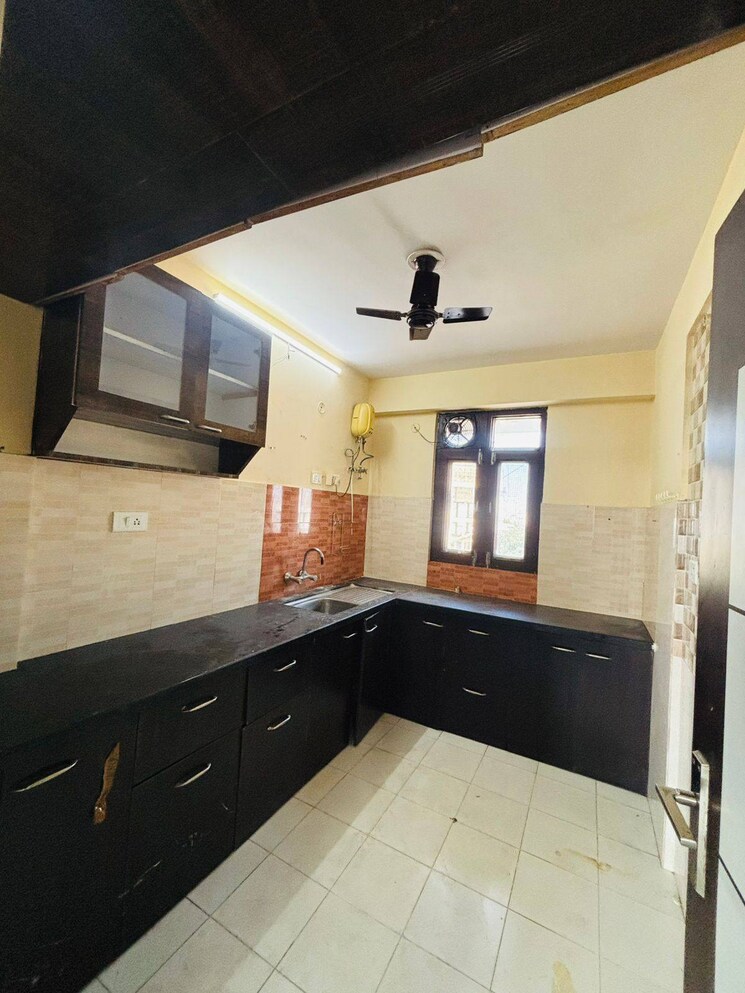 Kitchen, rajpur khurd extension 2 Bedroom 90 Sq.Yd. Builder Floor In Rajpur Khurd Extension Delhi 9484342